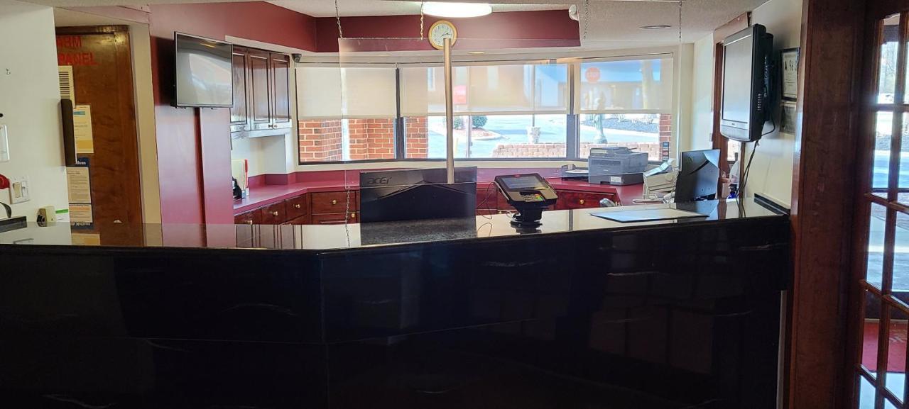 Red Roof Inn & Suites Cornelius - Lake Norman Buitenkant foto