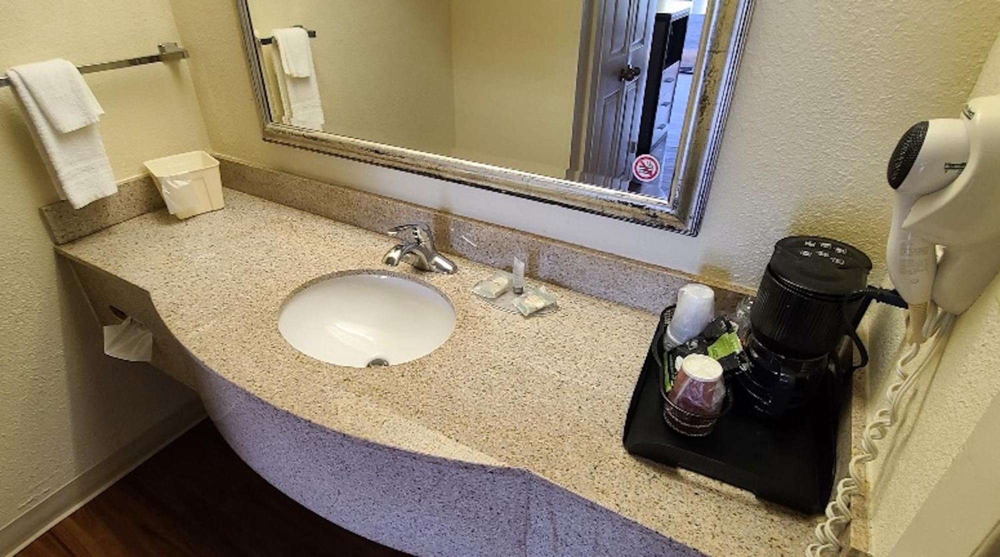 Red Roof Inn & Suites Cornelius - Lake Norman Buitenkant foto